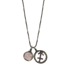 detalhe do colar semijoia do signo Sagitário com pedra quartzo rosa em prata envelhecida