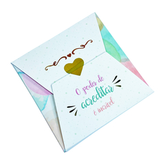 cartela envelope estampado de balões coloridos com tag para semijoia