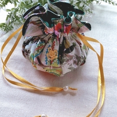 porta joias lollinha em formato de trouxinha confeccionado em tecido estampado