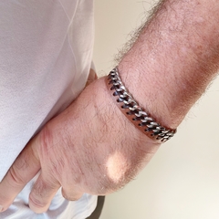 detalhe no pulso da pulseira masculina de couro marrom com corrente de aço prateada