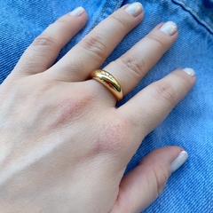 detalhe na mão modelo do anel semijoia estilo bombê banhado a ouro 18k