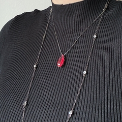 detalhe na modelo do colar semijoia com pingente gota cristal rubi fusion banhado a ródio negro