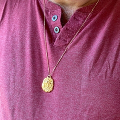 detalhe no modelo do colar semijoia masculino pingente leão banhado a ouro 18k