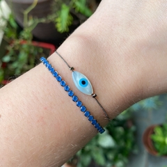 detalhe combinação no pulso da pulseira semijoia ajustável riviera azul índigo banhada a ródio negro