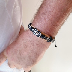 detalhe no pulso da pulseira masculina ajustável de couro com corda em nó nautico preta e branca
