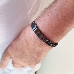 detalhe no pulso da pulseira masculina Pai Nosso corrente grumet aço preta