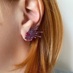 detalhe na orelha do brinco semijoia earcuff setas cravejado de zircônias rubis banhado a ródio negro