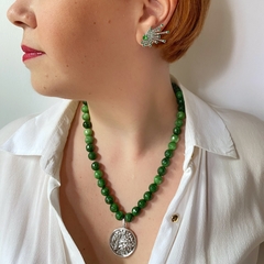 combinação brinco earcuff esmeralda e colar semijoia de pedras naturais jade verde mesclada e pingente amuleto proteção e sorte banhado a ródio branco
