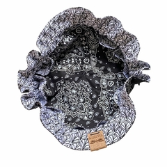 detalhe interno da lollinha porta joias de tecido estampado de bandana preta com fechamento de fita para guardar joias e semijoias