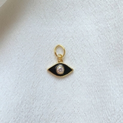 detalhe da pulseira semijoia energética banhada a ouro com pingente de olho grego esmaltado em cor preto e pérola para trabalhar a proteção feminina