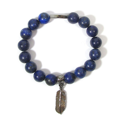 detalhe da pulseira japamala semijoia de lapis lazuli e pingente pena banhado a ródio negro