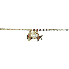detalhe da tornozeleira semijoia corrente com pingentes estrela do mar, búzio e pérola banhado a ouro 18k