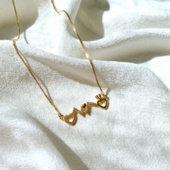 detalhe do colar semijoia de batimento coração e anel com zircônias banhado a ouro 18k