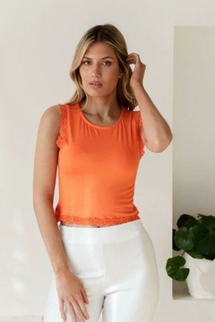 CROP TOP DE MODAL CON PUNTILA