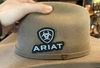 Adesivo em tecido p/chapéu (Ariat)