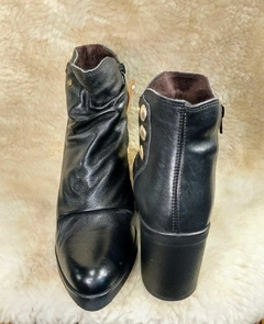 BOTA FEMININA MIL7002 C/ BOTÃO EM COURO PRETO - Cod:15807 - loja online