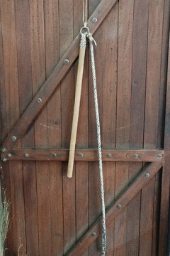 Chicote de couro cru com cabo de madeira