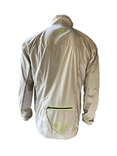 CAMPERA ROMPEVIENTO IMPERMEABLE MGA UNISEX CREMA - comprar online