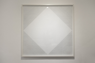 Barbara Kaplan. Valor de gris/cuadrado blanco, 150 x 150 cm