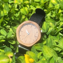 Relógio feito à mão em madeira Muiracatiara - loja online