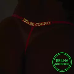 Calcinha Fio Dental Brilha No Escuro Puta De Corno ROSA NEON Tallyta - comprar online