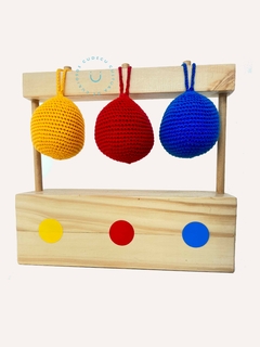 Caja para colgar pelotas tejidas de colores