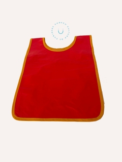 Poncho Cuerina Rojo Borde Amarillo