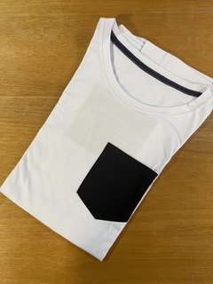 Camiseta Masculina Branca Bolso Preto