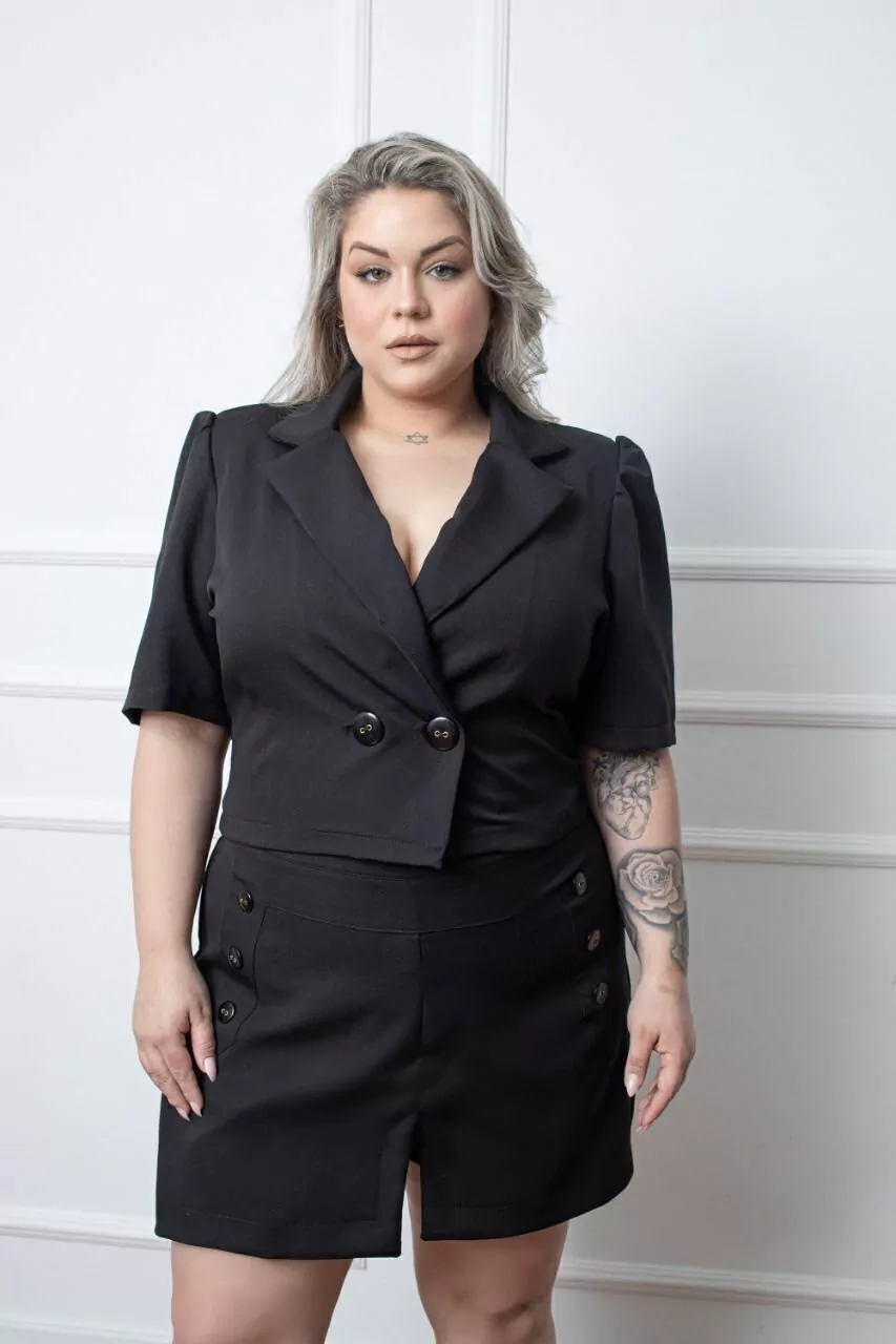 Blazer Curto Alfaiataria com Ombreiras Plus Size