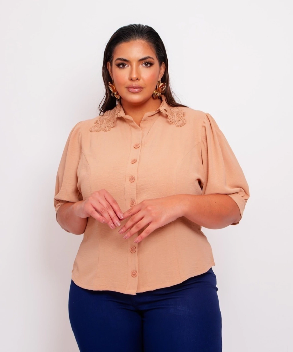 Camisa Crepe Gola Guipir Plus Size