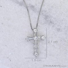 Colar Crucifixo Zircônias Baguetes Brancas Ródio Semi Joia Online 2