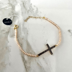 Pulseira Pérolas Rosé com Cruz Cravejado Zircônias Fumê Ouro