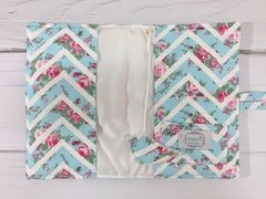 FUNDA LIBRETA SANITARIA CHEVRON TURQUESA CON FLORES ROSAS - comprar online