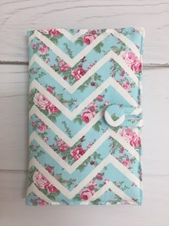 FUNDA LIBRETA SANITARIA CHEVRON TURQUESA CON FLORES ROSAS