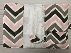 FUNDA LIBRETA SANITARIA CHEVRON ROSADO, GRIS Y BLANCO - comprar online