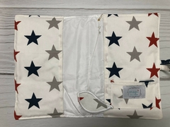 FUNDA LIBRETA SANITARIA BLANCA CON ESTRELLAS ROJAS, AZULES Y GRISES - comprar online