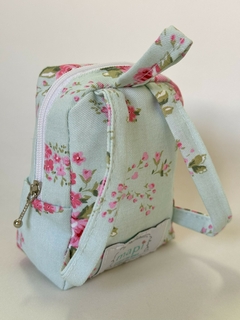 MINI MOCHILA VERDE CON FLORES ROSAS - comprar online