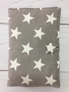 FUNDA LIBRETA SANITARIA GRIS CON ESTRELLAS BLANCAS