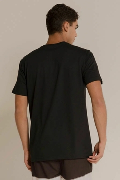 camiseta básica preta na internet