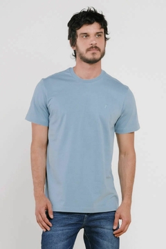 camiseta básica azul celeste