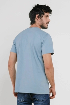 camiseta básica azul celeste na internet