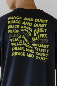 Camiseta peace and quiet na internet