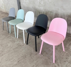 Silla Vita de PVC rosa con diseño moderno y patas delgadas.