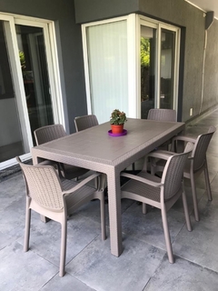 Set de mesa con seis sillas para exterior color capuchino, ideal para reuniones al aire libre.