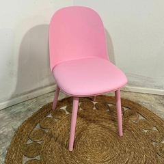 Silla Vita de PVC rosa con diseño moderno y patas delgadas.