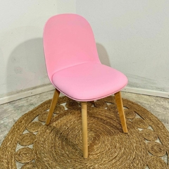 Silla Vita Nórdica de color rosa con patas de madera, diseño moderno y elegante.