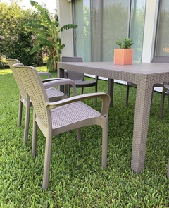 Set de mesa con seis sillas para exterior color capuchino, ideal para reuniones al aire libre.