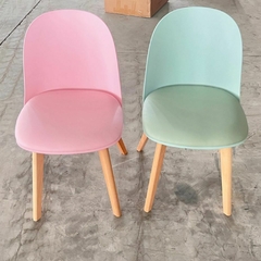 Silla Vita Nórdica en color rosa y verde, con patas de madera.