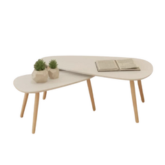 Mesa ratona de madera Mali con diseño moderno, decorada con plantas y un libro.