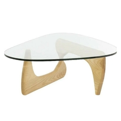 Mesa Noguchi base Natural con tapa de vidrio y patas de madera clara en forma triangular.